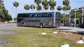 國旅市場補血　遊覽車團客業者吃不到疫情升溫，國人海外觀光需求轉向國內旅遊市場，但因民眾傾向自駕遊，以避開團體密閉空間傳染機會，專營遊覽車包團的國旅業者吃不到，連假掉單9成。中央社記者江明晏攝　109年2月29日