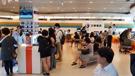 499之亂最終日 下班潮另一波挑戰499吃到飽之亂進入最終日，有門市清晨就出現排隊民眾，電信三雄祭數位門市申辦舒緩部分人潮，但需解約用戶仍需親臨門市申辦，業者評估下班潮將有另一波挑戰，盼今晚平順落幕。中央社記者江明晏攝 107年5月15日