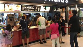 今（1）日賣場內的麥當勞正常營業。（圖／記者凌毓鈞攝）