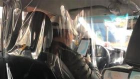  新北小黃運將自製超狂「防疫神簾」！正妹客看傻拍照(圖/翻攝自爆料公社臉書)