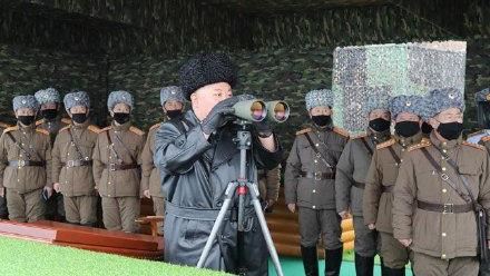 不顧疫情猛烈　金正恩視察砲擊演習