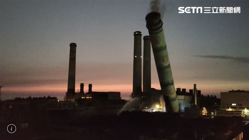 電廠煙囪功臣身退　放倒縮時震撼紀錄