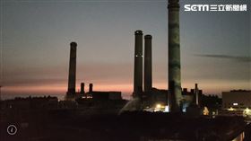 轟然巨響後功成身退  通霄電廠120米煙囪放倒。（圖／翻攝畫面）
