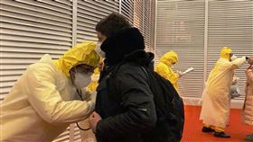 巴西僑民登機前篩檢巴西醫療團隊在武漢登機前對返回乘客進行篩檢。（何曄俐提供）中央社記者唐雅陵聖保羅傳真　109年2月20日