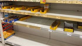 武漢肺炎爆發，德國超市近期出現囤貨潮。（圖／翻攝自推特）