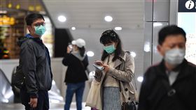 出入車站　民眾戴口罩防疫武漢肺炎疫情延燒，台北車站1日不少民眾都戴著口罩，防疫自保。中央社記者林俊耀攝　109年3月1日