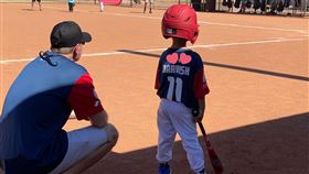 ▲達比修次子人生首場棒球賽超萌。（圖／翻攝自達比修聖子推特）