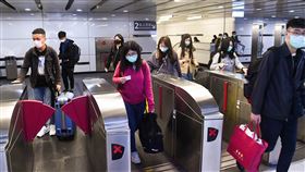 二二八連續假期收假　民眾戴口罩防疫二二八連續假期即將結束，因武漢肺炎疫情不斷升溫，1日上午台北車站高鐵月台，許多民眾都戴上口罩防疫。中央社記者林俊耀攝　109年3月1日