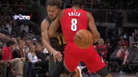 Young將球穿過對方胯下後遭惡意犯規。（圖／翻攝自YouTube）