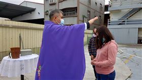 竹市宗教聚會活動暫停　神職人員赴移工宿舍關懷武漢肺炎防疫期，新竹市宗教團體暫停大型宗教聚會活動，但為了兼顧移工們的信仰需求，天主教會新竹教區1日由神父配合竹市府關懷移工行程，前往移工宿舍為移工們禱告。（新竹市政府提供）中央社記者魯鋼駿傳真　109年3月1日