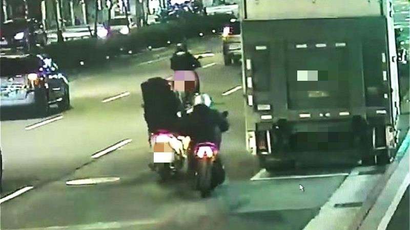 警局旁也敢動手　男景美夜市搶刮刮樂