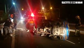 左轉搶快被撞　老翁慘卡車底待救援,貨車翻覆,機車車禍.（圖／翻攝畫面）