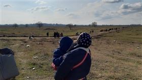土耳其2月28日開放邊界，消息一出，移民幾乎是立即趕往土耳其和歐洲聯盟會員國希臘的交界處。（圖／翻攝自twitter.com/IOMturkey）
