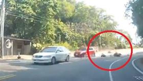 驚悚撞擊！139縣道壓車耍帥　下秒撞碎噴飛如天女散花（圖／翻攝畫面）