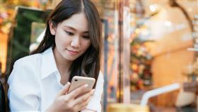 圖／台灣之星電信提供,滑手機,iphone11