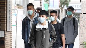 大學開學日　學生戴口罩上課國立台北科技大學2日開學，因應武漢肺炎疫情，校方規劃在校門口設置體溫量測站，確保師生健康，不少學生也自主戴口罩上課。中央社記者謝佳璋攝　109年3月2日