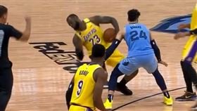 NBA／詹皇假摔太逼真…裁判秒買帳
NBA,洛杉磯湖人,LeBron James,假摔
翻攝自推特Bleacher Reports