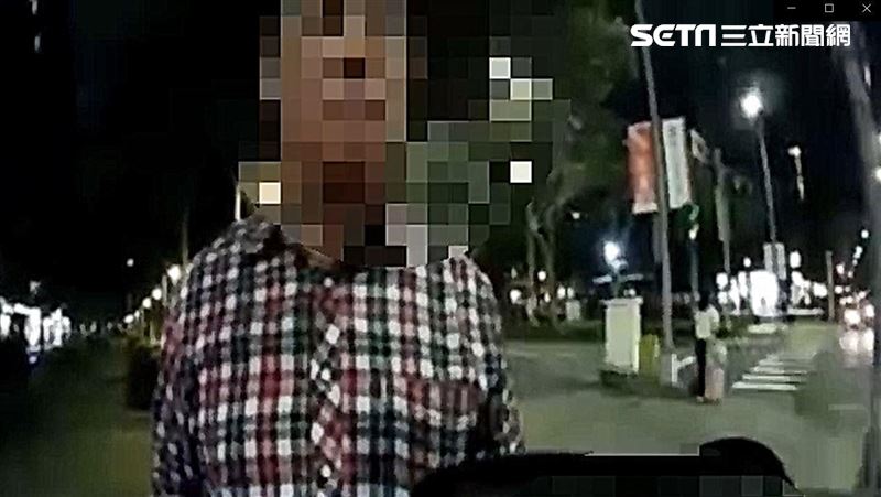 飯店大亨違停嗆警　焦治國被逮畫面曝