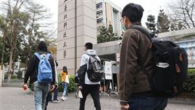 大學開學日  進校園先量體溫（1）台北科技大學2日開學，因應武漢肺炎疫情，校方規劃在校門口設置體溫量測站，確保師生身體狀況。圖為學生在校門口排隊量體溫。中央社記者謝佳璋攝  109年3月2日