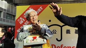 1208民陣遊行　陳日君朱耀明為示威者打氣民陣8日舉行「國際人權日遊行」。圖為天主教香港教區榮休主教陳日君樞機（左）和「佔中三子」之一的朱耀明牧師（右），在遊行途經的灣仔擺街站，並合唱「願榮光歸香港」，鼓勵示威者。中央社記者張謙香港攝　108年12月8日