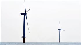 台灣政府積極發展離岸風電（2）台灣政府規劃在2025年前設置共5.5GW離岸風機，目前在苗栗外海設有兩座示範離岸風電機組，而風場建設工作也正逐步從紙上談兵邁向實戰。中央社記者孫仲達攝　107年7月8日