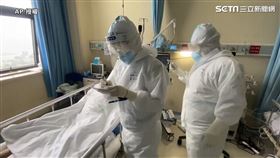 ▲武漢肺炎（COVID-19、新冠肺炎）疫情持續蔓延，第一線醫護人員隨時都要保持備戰狀態。（圖／AP 授權）