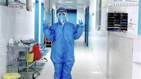 ▲▼中國河南一名女護理師，時隔26天後回家卻只能隔門與兒子互動。（圖／AP 授權）