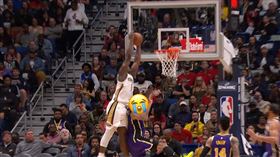 NBA／無助！威廉森暴扣霸凌庫茲馬
NBA,紐奧良鵜鶘,狀元,Zion Williamson,暴扣,Kyle Kuzma
翻攝自推特ESPN