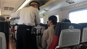 ▲劉克襄以文字、圖片紀錄他在台鐵車廂裡遇到有人不舒服的過程。（圖／翻攝自劉克襄臉書）