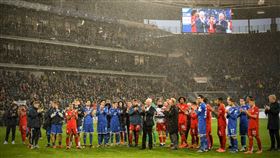 ▲拜仁主席、霍芬海姆老闆與兩隊球員賽後向霍芬海姆觀眾席致意。（圖／取自拜仁慕尼黑官網推特）