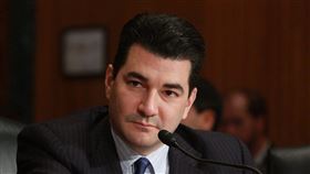 美國食品暨藥物管理局（FDA）前局長高特里布1日說，武漢肺炎可能已在美國多達4個州進入社區傳播，有效治療方式可能要等到9、10月，疫苗則需要更久。（圖取自facebook.com/scottgottliebMD）