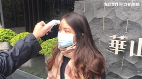 代銷業者測量額溫。（示意圖／創意家行銷提供）