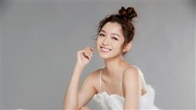 劉倩妏趁疫情拍戲延拍空檔，做雷射近視甩脫15年眼鏡。 （圖／伊林娛樂提供）