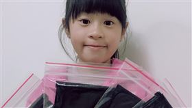 金門縣小英之友會秘書長將贈鄉親口罩金門縣小英之友會秘書長王中聖關懷鄉親健康，3日起在金門縣民生路73號團購站前發送口罩約3000份，每人可領取由台灣最大口罩商製造的口罩3片，每日限額送完為止。（王中聖提供）中央社記者黃慧敏傳真　109年3月2日