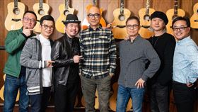 音樂人熱愛吉他　辦活動分享愛琴回憶「GUITAR MANIAC因為愛琴吉他音樂節」由一群熱愛吉他的音樂人一同舉辦，包括育典樂器老闆陳子文（左起）、音樂人陳子鴻、黃國倫、王治平、羅大佑、大大娛樂總經理李明智、前廣達副總經理洪本展，希望與大家分享對於吉他的回憶與愛戀。（因為愛琴提供）中央社記者陳秉弘傳真　109年3月2日