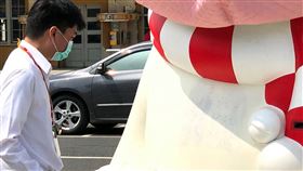嘉義戴口罩防疫大白熊遭塗鴨破壞嘉義火車站前的公共藝術品「沉睡森林大白熊」因應防疫戴上口罩，2日卻發現被塗鴨破壞，警方已調閱監視器調查。中央社記者黃國芳攝　109年3月2日