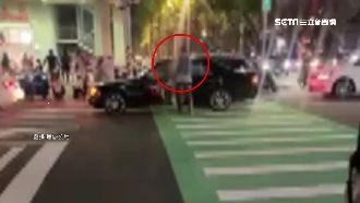 馬路當自己家　轎車壓斑馬線「搬貨」