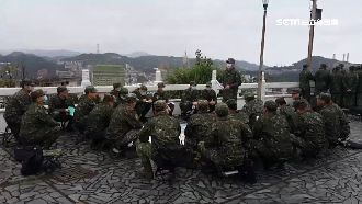 軍人帶隊現身公園　防疫期間戶外上課