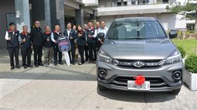 助社工執行業務　南投縣府獲贈訪視車　南投縣政府有114名社工員卻只有3輛公務車，且車齡老舊，為協助社工員關懷偏鄉弱勢，達成慈善基金會2日捐贈1輛社工訪視專用車，由南投縣長林明溱（左6）代表接受。（南投縣政府提供）中央社記者蕭博陽南投傳真　109年3月2日