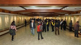 南鯤鯓代天府規劃重建新展館台南北門南鯤鯓代天府的「鯤瀛文化藝術館」已使用多年，持續推廣藝文活動，由於建物略為老舊且空間稍嫌不足，廟方已規劃重建。圖為原展館內部。（南鯤鯓代天府提供）中央社記者楊思瑞台南傳真　109年3月2日