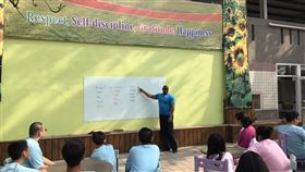 高雄鳥松國中打造好望角戶外教室（2）高雄市鳥松國中師生利用建築戶外開放式的大陽台，改造成一處通風開放的「防疫教室」，開放師生共享使用，還能大口呼吸，暫時卸下口罩進行學習。（鳥松國中提供）中央社記者王淑芬傳真　109年3月2日