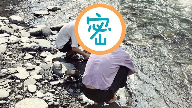 河邊穿涼鞋洗碗　轉身驚見戲劇男神