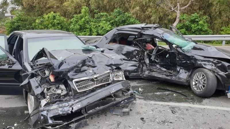 疑車速過快打滑　汽車撞賓士慘成廢鐵