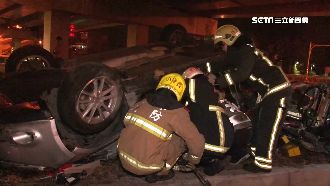 國道自撞「倒栽蔥」　駕駛受困卡車內