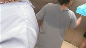 整理負壓病房「衣服全濕」　清潔員遭酸淚：我們也是第一線
圖翻攝自爆料公社