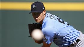 ▲陳偉殷中繼1.1局挨2轟。（圖／美聯社／達志影像）