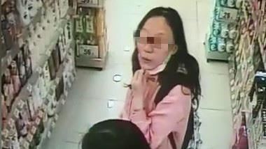 港大媽對店員連噴口水　網：生化武器