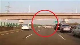 高速衝撞畫面曝光！國三連環撞　肇事車變換車道釀禍。（圖／翻攝畫面）