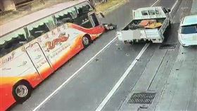 騎士撞違停貨車摔飛　遊覽車急煞不及輾斃畫面驚悚(圖/翻攝畫面)