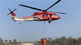 桃源森林大火　空勤直升機救援屏東林區管理處巡山發現高雄市桃源區近復興里部落發生森林大火，經協調取得空勤總隊出動直升機救援，載運水袋展開救火行動。（林管處提供）中央社記者王淑芬傳真　109年3月3日